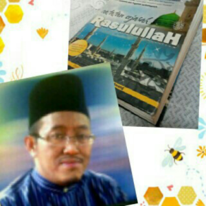 Foto Tn Nasar bersama buku susunnya, 'Catatan Sejarah Rasulullah' yang mesti dimiliki oleh setiap rumah orang Islam di Malaysia khasnya staf GISB, bekas pelajar Batu Hampar dan muslim Pantai Remis.