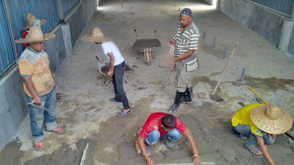 En Zabidi dan teamnya sedang siapkan lantai kilang. Ya Allah kembalikan Lokman segera...