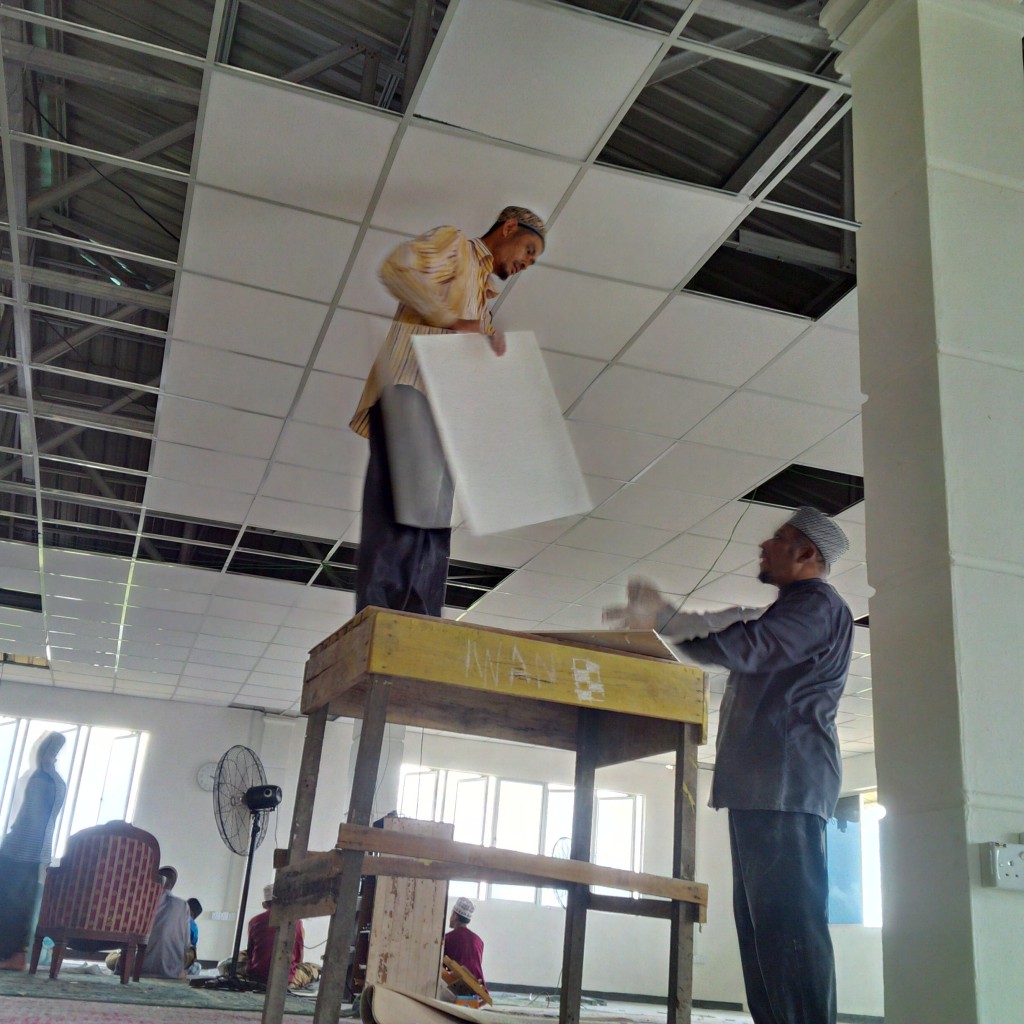 Tn TPE membantu En Ismail memasang siling surau Kg Air Bintan.