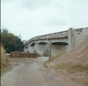 Jambatan Perit Sulong pada 1963, di mana tentera Australia berjuang pada peringkat akhir Pertempuran Muar menentang pasukan Jepun yang lebih besar. Jambatan ini dimusnahkan pada tahun 1994 dan digantikan dengan jambatan baharu pada tahun 1997.