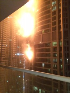SALAH satu menara kediaman tertinggi di dunia, Marina Torch terbakar di sini awal pagi tadi. - Foto AP
